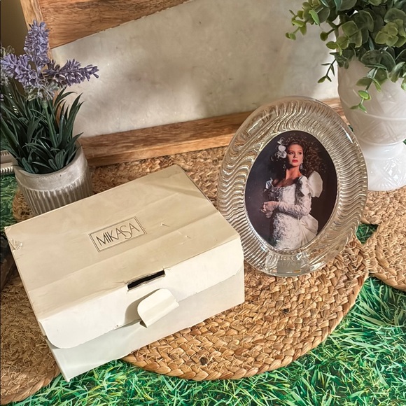 Mikasa Crystal Oval Picture Frame with Ribbed Accents - Picture 13 of 13